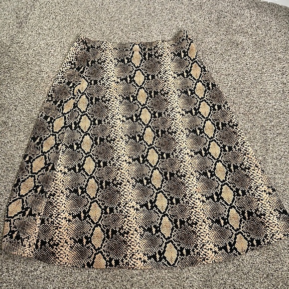 Tahari snake print midi skirt size medium - Picture 3 of 6